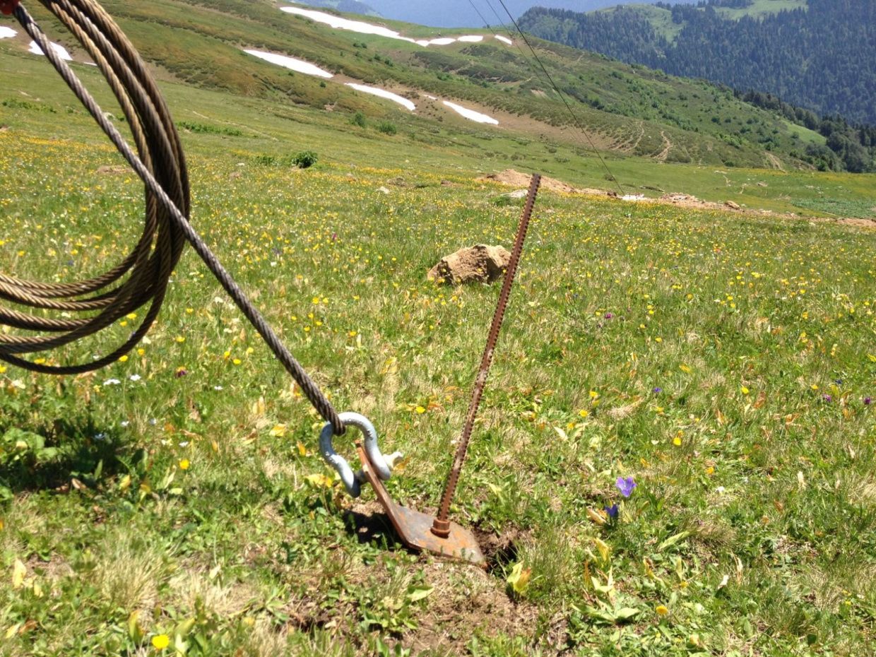 Куполообразная пластина с петлей Базальтум 100х100х4 мм, с отверстием под 13 мм, оцинкованная